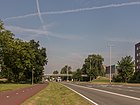 Physically separated bikeway: fietspad gescheiden van hoofdweg door strook of ander obstakel