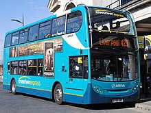Un autobus urbano a due piani in servizio a Liverpool