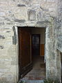 Le bâtiment de la mairie d’Aubenas-les-Alpes est l’ancien presbytère. Porte ancienne