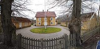 A big house seen from the front