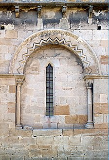 Arcade ornée d'un motif de bâtons brisés.