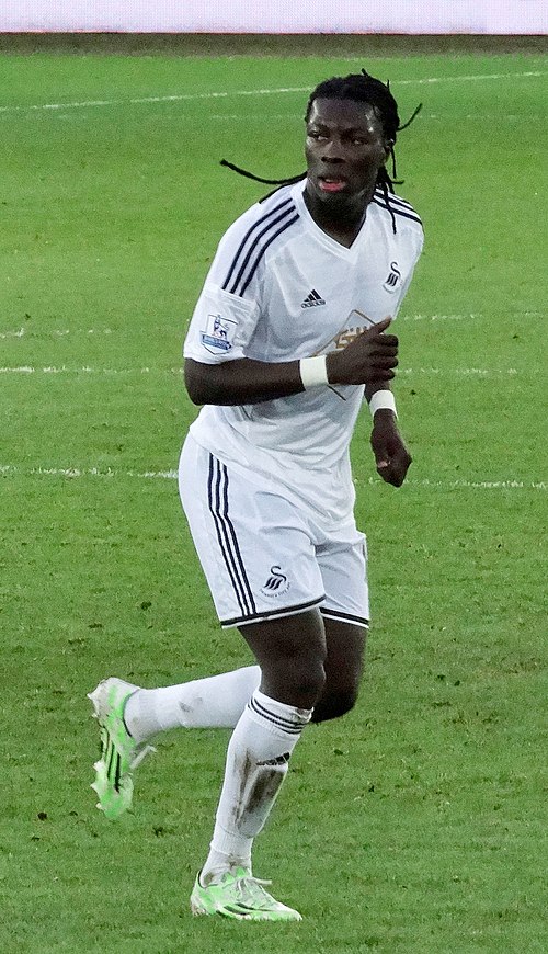 Gomis playing for Swansea City in 2015