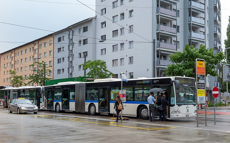 File:Bahnersatzbusse am Bahnhof Kreuzlingen (2016).jpg