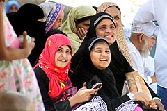 أفراد من عائلة بنغلادشية في جبل النور، مكة المكرمة، المملكة العربية السعودية. يعيش 3.5 مليون بنغلادشي في المملكة العربية السعودية، معظمهم من العمال المهاجرين وأفراد أسرهم، ويشكلون أكبر عدد من السكان البنغاليين خارج بنغلاديش.