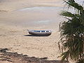 Barca varada playa.jpg