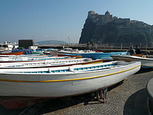 Barche di fronte al Castello Aragonese nel comune di Ischia