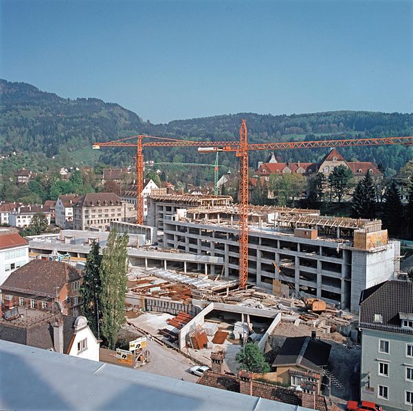 File:Baustelle Landhaus Bregenz 1979.jpg