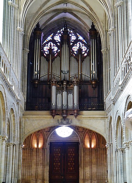 File:Bayeux Cathédrale Notre-Dame Innen Langhaus Orgel 1.jpg