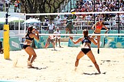 Deutsch: Beachvolleyball bei den Olympischen Jugendspielen 2018; Tag 9, 15. Oktober 2018; Mädchen, Viertelfinale: USA-Spanien 2–1 (21–19/17–21/15–9) English: Beach volleyball at the 2018 Summer Youth Olympics at 15 October 2018 – Girls Quarterfinals: USA-Spain 2–1 (21–19/17–21/15–9)