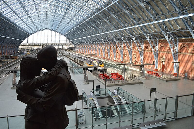 File:Behind the statue, St Pancras station.jpg