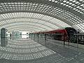 Sistema ad altezza media in metallo e vetro nella stazione dell'aeroporto, nella metropolitana di Pechino