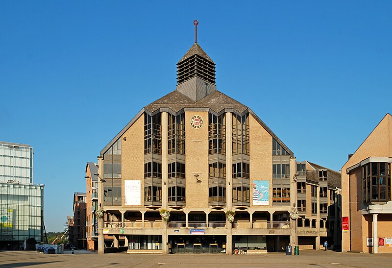 File:Belgique - Louvain-la-Neuve - Collège Albert Descamps - 00.jpg