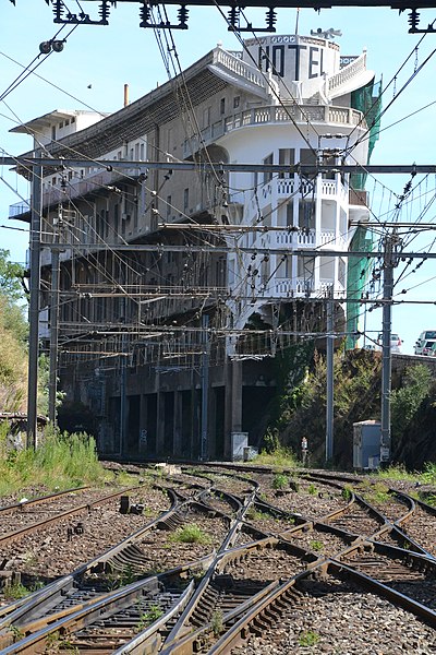 File:Belvédère du Rayon Vert, Cerbère (depuis voies ferrées).jpg