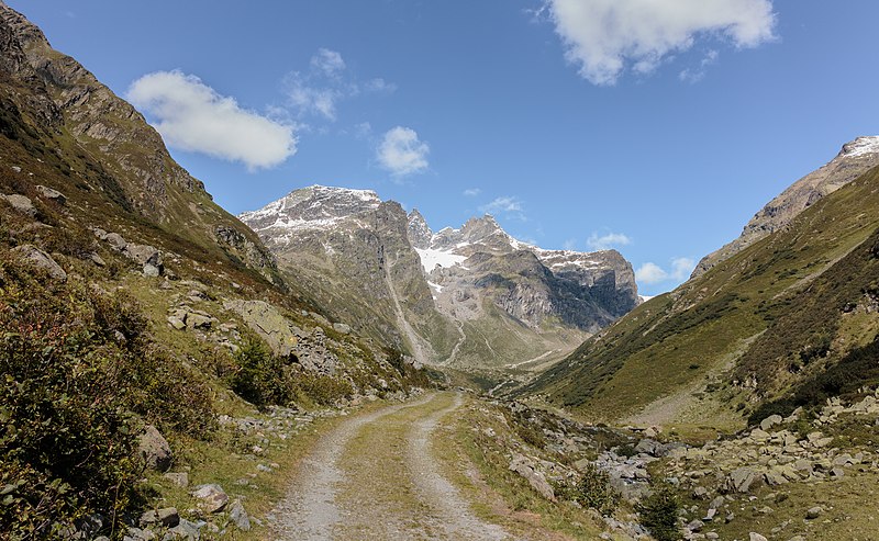 File:Bergtocht van Lavin door Val Lavinuoz naar Alp dÍmmez (2025m.) 11-09-2019. (actm.) 03.jpg