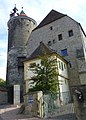 Schochenturm, Steinhaus und die 2011 eingeweihte Stauferstele