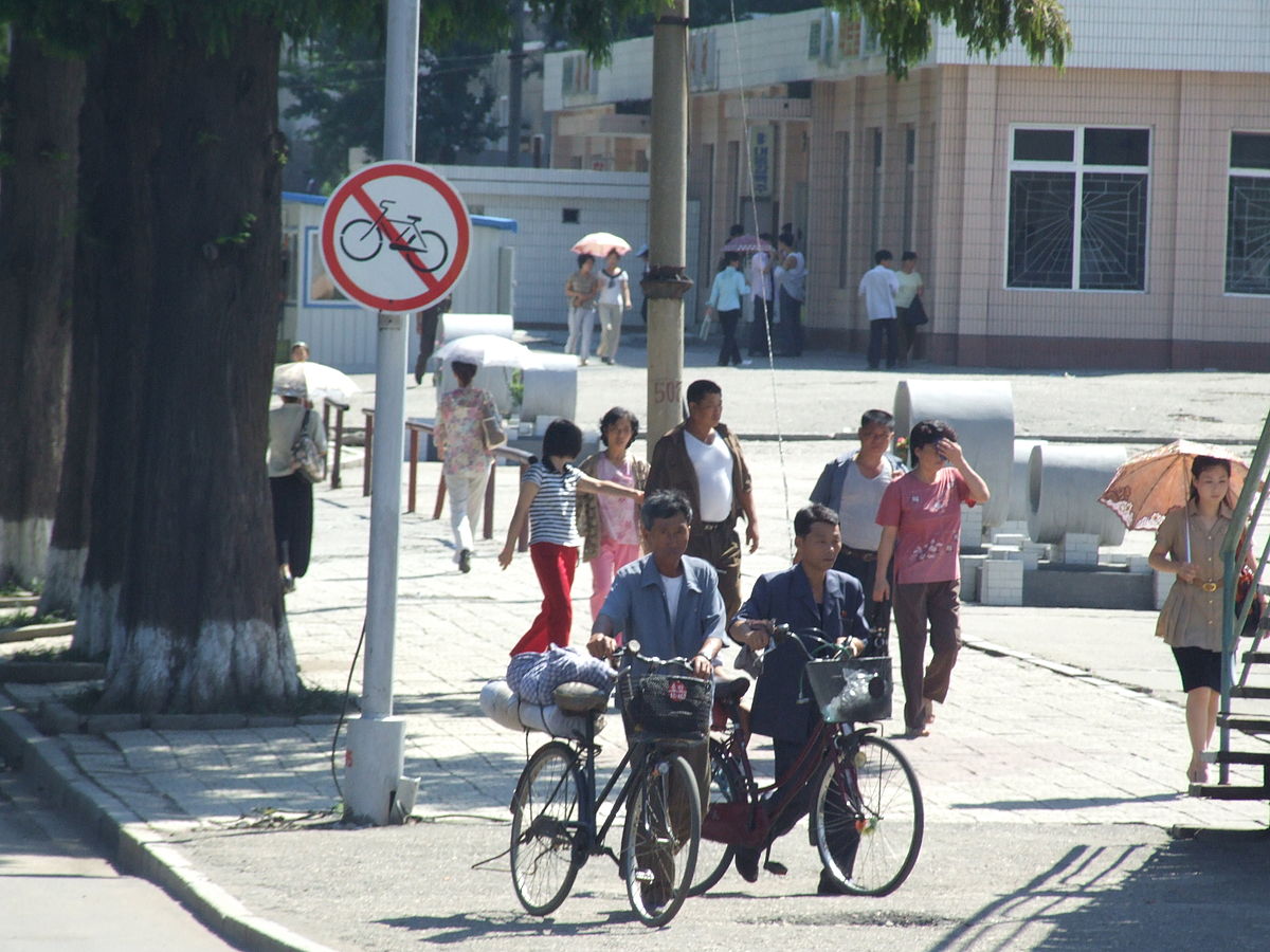 Bike around. Велосипеды в Северной Корее. КНДР велосипедист. Кореец велосипедист. Северная Корея на велосипеде счастье.