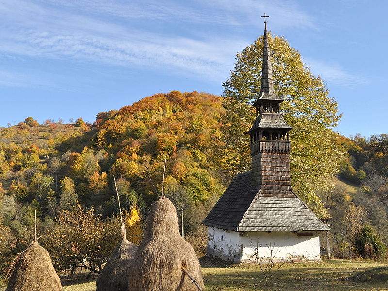 File:Biserica de lemn din LuncsoaraAR.JPG