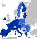 Kort over Eurozonen markeret med mørkeblå farve og EU-lande uden euro markeret med en noget lysere blå farve