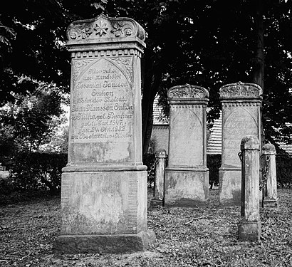 Boekzetelerfehn – Friedhof (Klosterfriedhof) mit: Wurt; mit einer Grabplatte des 17. Jahrhunderts und etlichen des 19. Jahrhunderts