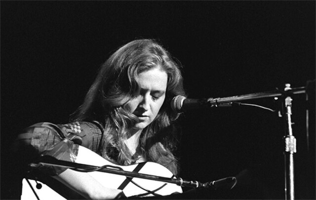 Raitt performing at the Berkeley Community Theater, 1976–1977