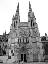 Nordportal der Cathédrale Saint-André mit den 81 Meter hohen Türmen