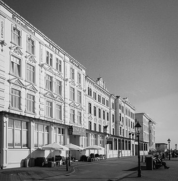 Die Strandpromenande von Borkum. Vorn das Strandhotel Hohenzollern, hinten die Gästehäuser Victoria des CVJM. Alle Gebäude stehen unter Denkmalschutz.