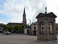 Mairie-Lavoir und überdachter Brunnen