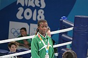 Deutsch: Boxen bei den Olympischen Jugendspielen 2018 Tag 12, 18. Oktober 2018 - Medaillenzeremonie im Fliegengewicht der Mädchen - Gold: Martina La Piana (Italien), Silber: Adijat Gbadamosi (Nigeria), Bronze: Heaven Destiny Garcia (USA); Medaillenübergabe durch Habu Gumel (IOC, Nigeria), Geschenkübergabe durch Dr. Joseph O. Ayeni (Nigeria, AIBA). English: Boxing at the 2018 Summer Youth Olympics on 18 October 2018 – Girl's flyweight Medal Ceremony - Gold: Martina La Piana (Italy), Silver: Adijat Gbadamosi (Nigeria), Bronze: Heaven Destiny Garcia (USA); Medal handover by Habu Gumel (IOC, Nigeria), Gift presented by Dr. Joseph O. Ayeni (Nigeria, AIBA). Español: Boxeo en los Juegos Olímpicos Juveniles de Verano de 2018 en 18 de octubre de 2018 - Ceremonia de la Medalla de peso mosca para niñas - Oro: Martina La Piana (Italia), Plata: Adijat Gbadamosi (Nigeria), Bronce: Heaven Destiny Garcia (Estados Unidos); Entrega de medallas por Habu Gumel (COI, Nigeria), Regalo presentado por Joseph O. Ayeni (Nigeria, AIBA).