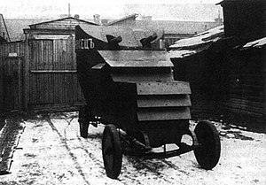 Бронеавтомобиль «Руссо-Балт» Братолюбова — Некрасова (тип II) у ворот мастерской Братолюбова. Петроград, 1916 год.