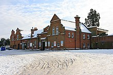 Long bâtiment bas en briques rouges