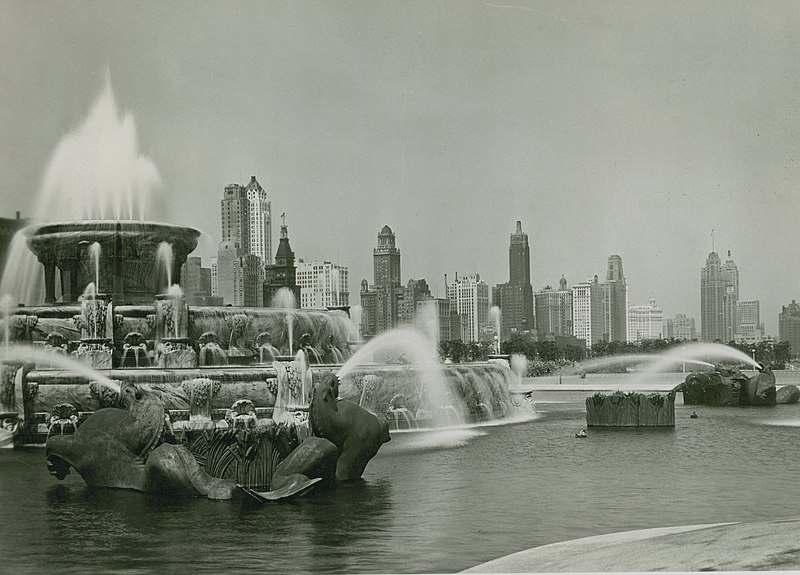 File:Buckingham Fountain, Chicago, 1940s (NBY 3093).jpg