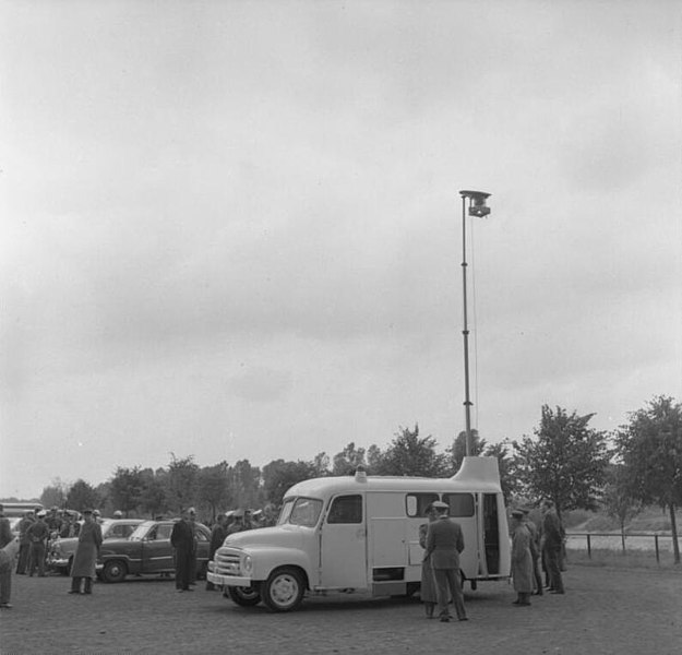 File:Bundesarchiv B 145 Bild-F006699-0004, Autobahnpolizei NRW, Besuch aus Frankreich.jpg