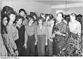 Bundesarchiv Bild 183-1987-0218-035, Berlin, Jugendstunde in der indischen Botschaft.jpg