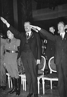 fotografia em preto e branco de três pessoas, incluindo Eugen Fischer fazendo a saudação nazista