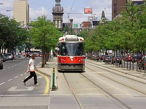 Spårvägstrafiken återinfördes 1990 på Spadina Avenue.