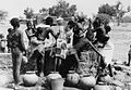 COLLECTIE TROPENMUSEUM Fulani vrouwen en kinderen putten water uit de waterput van Santaba TMnr 20010199.jpg