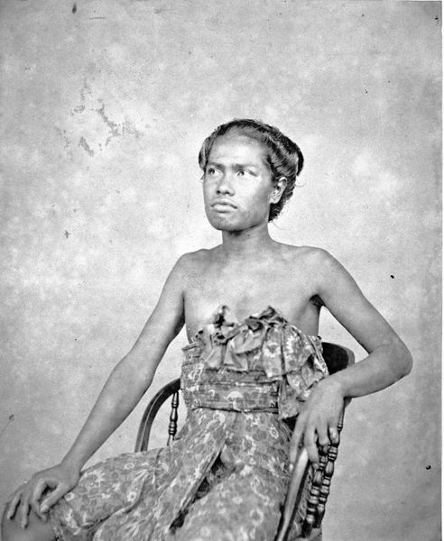 File:COLLECTIE TROPENMUSEUM Studioportret van een man in hofkostuum Lombok. TMnr 60004279.jpg