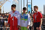 Deutsch: Kanusport bei den Olympischen Jugendspielen 2018; Tag 10, 16. Oktober 2018; Finale Jungen Einer-Kajak-Slalom: Lan Tominc (Slowenien, Gold) - Guan Changheng (China, Silber) - Tom Bouchardon (Frankreich, Bronze) English: Canoeing at the 2018 Summer Youth Olympics at 16 October 2018 – Boys' K1 slalom Gold Medal Race: Lan Tominc (Slovenia, gold) - Guan Changheng (China, silver) - Tom Bouchardon (France, bronze)