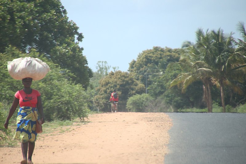 File:Carrying goods on head in Mozambique.jpg