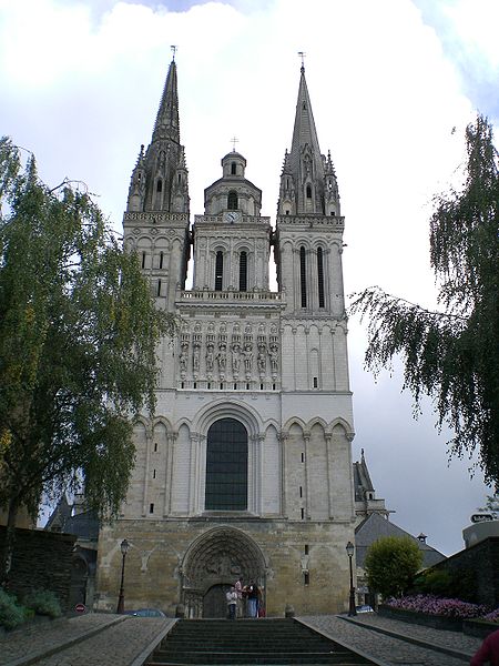 File:Cathedrale saint maurice angers proche.jpg