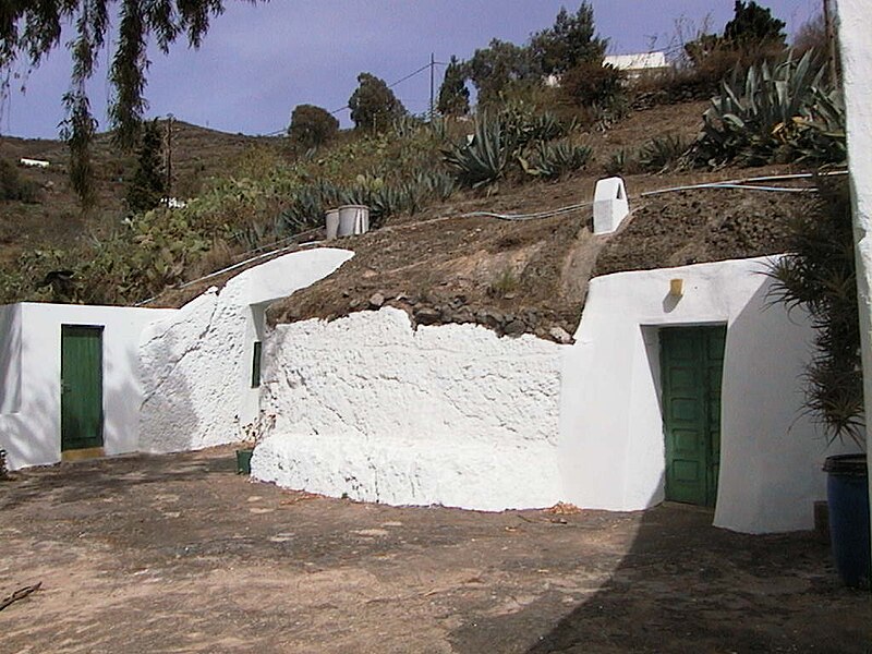 File:Cave dwelling in Pino Santo.JPG