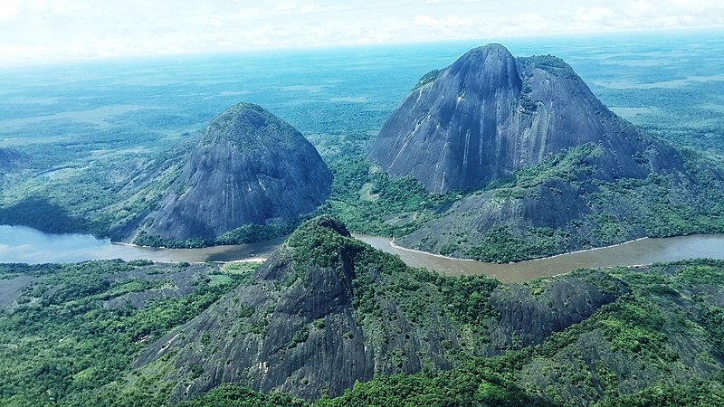 File:Cerros Mavecure, Inirida. - panoramio.jpg