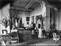 Intérieur du château vers 1910. Un des salons avec sa décoration.