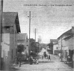 Chabons, la Grande Rue en 1920, p 37 de L'Isère les 533 communes.tif