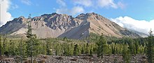 Crumbling montagne conique violée avec une surface exposée de gris