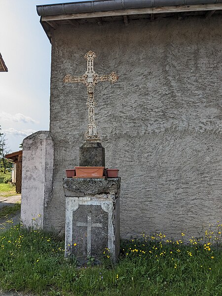 File:Débats-Rivière-d'Orpra - Route du Moulin - Croix.jpg