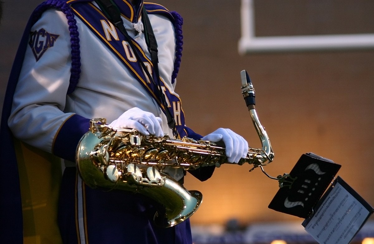 Marching band. Инструменты американского военного оркестра. Шагающий оркестр. Флажок для гитары.