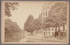 De Bocht van de Herengracht gezien vanaf de hoek van de Nieuwe Spiegelstraat naar het Koningsplein.jpg