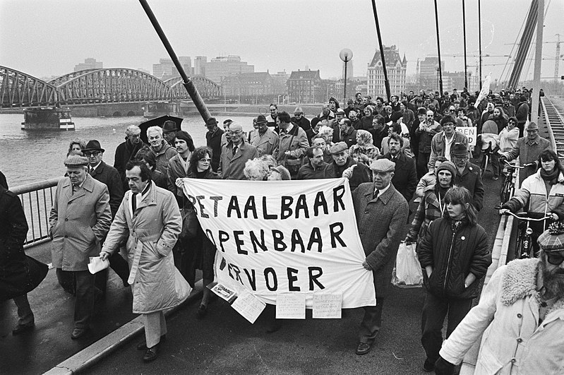 File:Demonstranten met spandoek onderweg. Links Frits Bom, Bestanddeelnr 932-4588.jpg