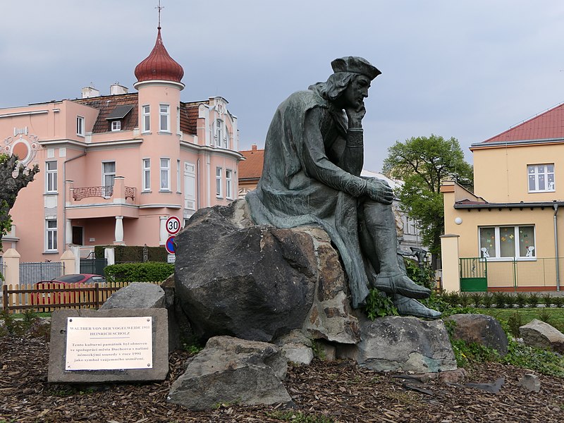 File:Denkmal für Walther von der Vogelweide in Duchcov (2).JPG